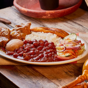 Bandeja con carne sudada
